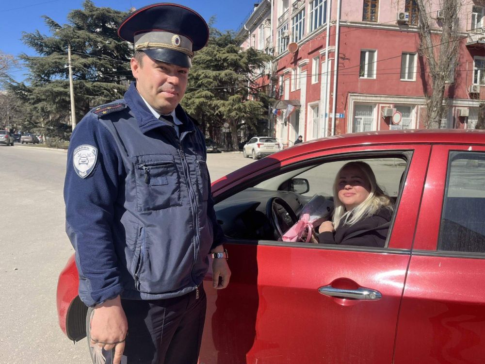 Сотрудники Госавтоинспекции Феодосии поздравили женщин-водителей с Международным женским днем! Сотрудники Госавтоинспекции Феодосии поздравили женщин-водителей с Международным женским днем!