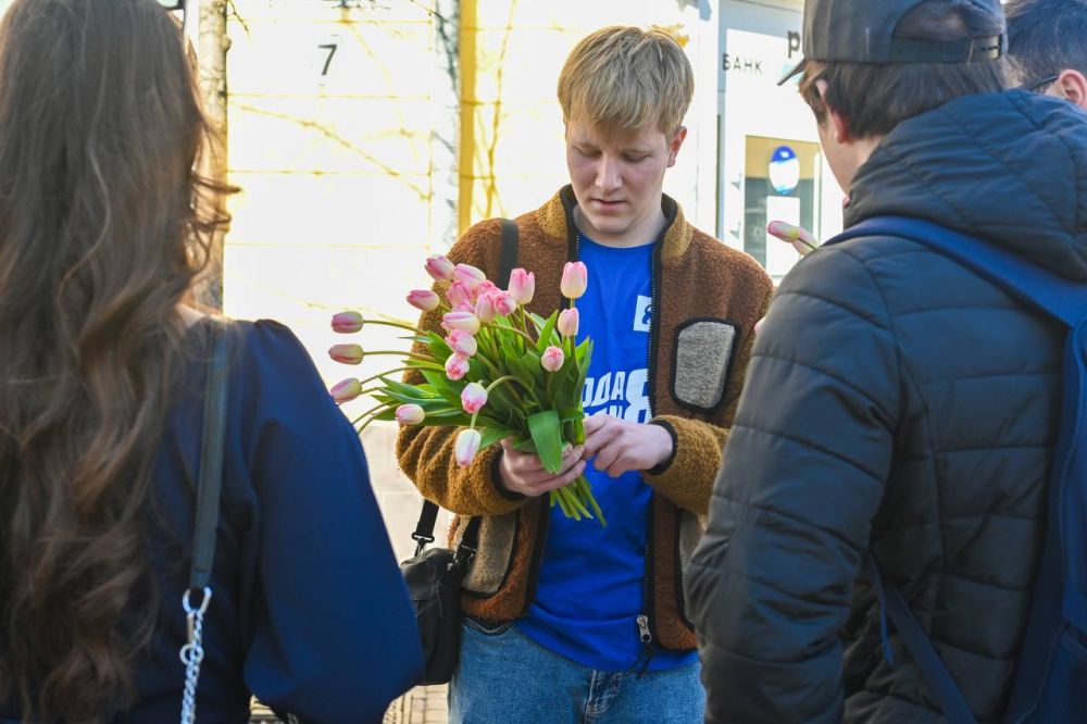 Родные-любимые. В каждом уголке полуострова звучат поздравления в адрес девушек! Традиционно на центральных улицах Симферополя провели самую нежную акцию «Вам, любимые!» Родные-любимые. В каждом уголке полуострова звучат поздравления в адрес девушек! Традиционно на центральных улицах Симферополя провели самую нежную акцию «Вам, любимые!»