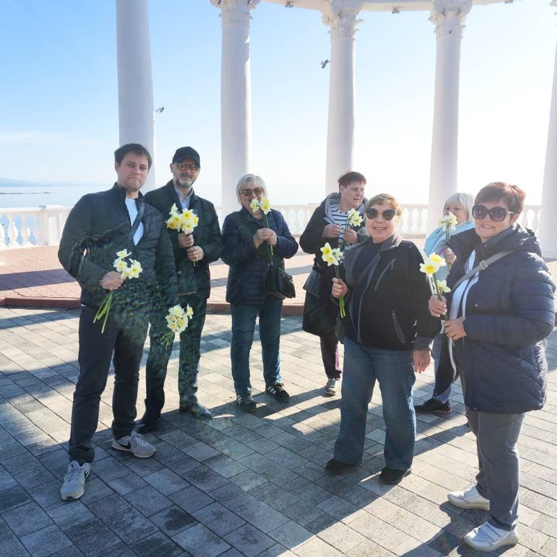 Галина Огнёва: В этот солнечный праздничный день 8 Марта в нашем городе состоялась прекрасная праздничная акция-более тысячи нарциссов сотрудники Администрации города и депутаты городского совета подарили женщинам, которых... Галина Огнёва: В этот солнечный праздничный день 8 Марта в нашем городе состоялась прекрасная праздничная акция-более тысячи нарциссов сотрудники Администрации города и депутаты городского совета подарили женщинам, которых...