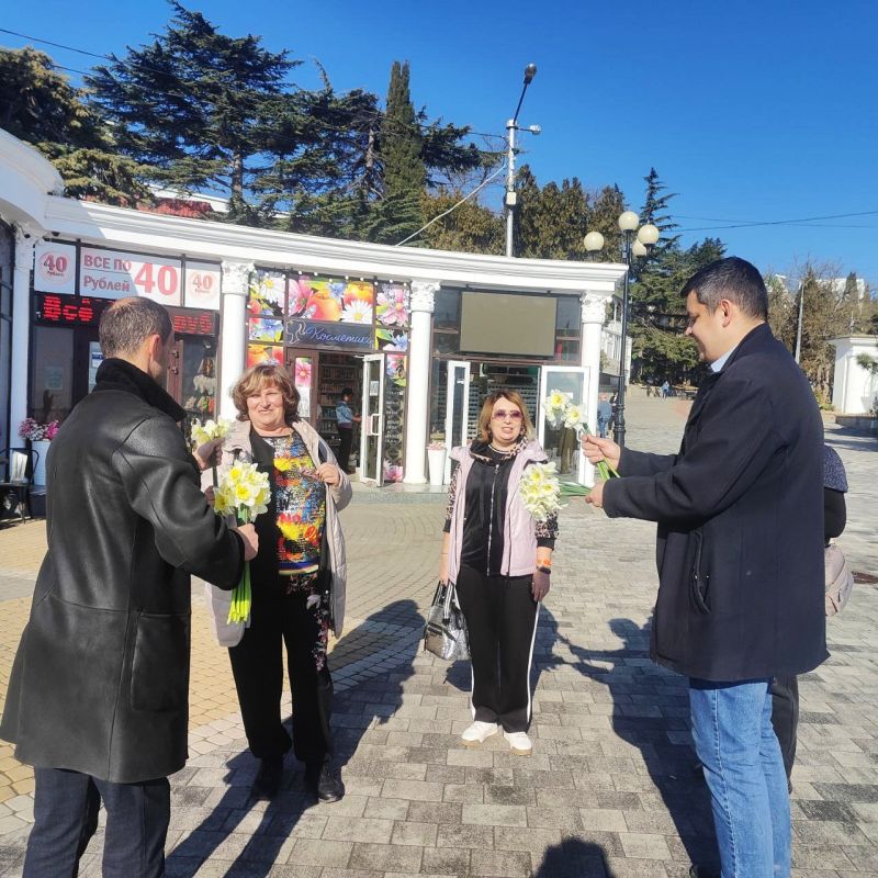 Галина Огнёва: В этот солнечный праздничный день 8 Марта в нашем городе состоялась прекрасная праздничная акция-более тысячи нарциссов сотрудники Администрации города и депутаты городского совета подарили женщинам, которых... Галина Огнёва: В этот солнечный праздничный день 8 Марта в нашем городе состоялась прекрасная праздничная акция-более тысячи нарциссов сотрудники Администрации города и депутаты городского совета подарили женщинам, которых...