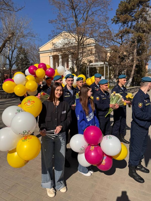 В Международный женский день активисты «Молодой гвардии» вместе с военнослужащими-десантниками вышли на улицы города, чтобы поздравить феодосиек с этим приятным днем, сказать им теплые слова и подарить цветы В Международный женский день активисты «Молодой гвардии» вместе с военнослужащими-десантниками вышли на улицы города, чтобы поздравить феодосиек с этим приятным днем, сказать им теплые слова и подарить цветы