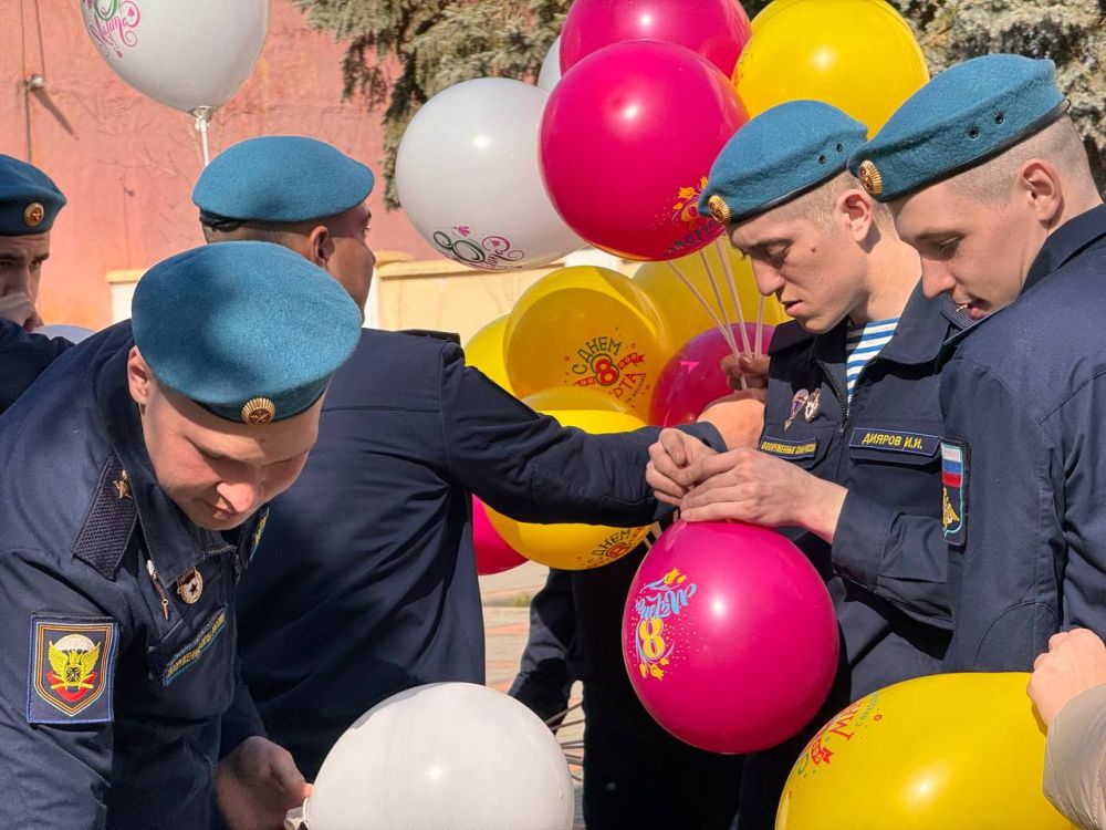 В Международный женский день активисты «Молодой гвардии» вместе с военнослужащими-десантниками вышли на улицы города, чтобы поздравить феодосиек с этим приятным днем, сказать им теплые слова и подарить цветы В Международный женский день активисты «Молодой гвардии» вместе с военнослужащими-десантниками вышли на улицы города, чтобы поздравить феодосиек с этим приятным днем, сказать им теплые слова и подарить цветы