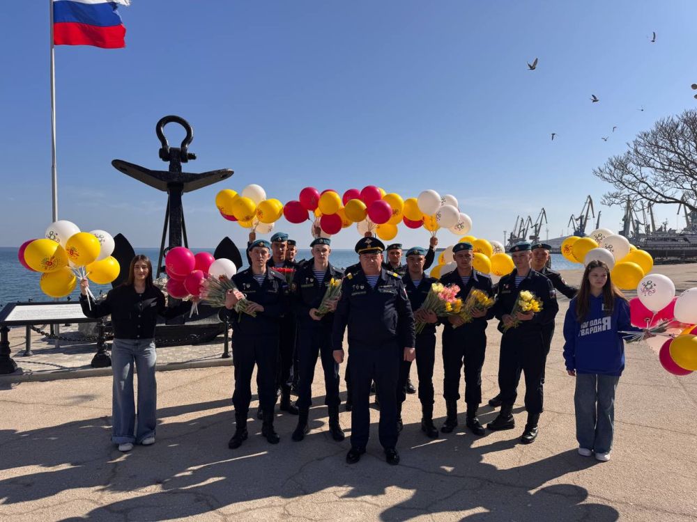 В Международный женский день активисты «Молодой гвардии» вместе с военнослужащими-десантниками вышли на улицы города, чтобы поздравить феодосиек с этим приятным днем, сказать им теплые слова и подарить цветы В Международный женский день активисты «Молодой гвардии» вместе с военнослужащими-десантниками вышли на улицы города, чтобы поздравить феодосиек с этим приятным днем, сказать им теплые слова и подарить цветы