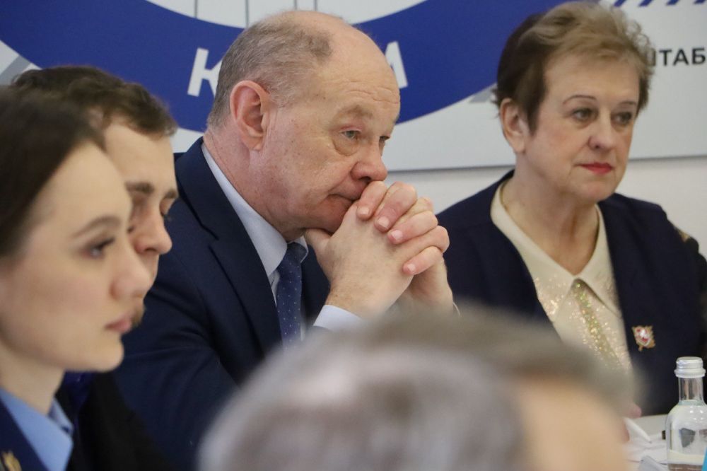 Сотрудники МВД по Республике Крым совместно с общественниками приняли участие в круглом столе, где обсудили способы защиты крымчан от дистанционных мошенников Сотрудники МВД по Республике Крым совместно с общественниками приняли участие в круглом столе, где обсудили способы защиты крымчан от дистанционных мошенников