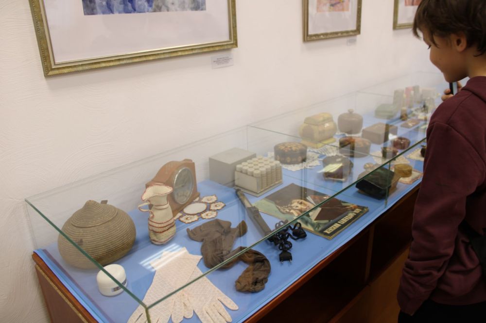7 марта в большом выставочном зале Алуштинского историко-краеведческого музея состоялось открытие выставки детской художественной школы - «Пусть всегда будет мама» 7 марта в большом выставочном зале Алуштинского историко-краеведческого музея состоялось открытие выставки детской художественной школы - «Пусть всегда будет мама»