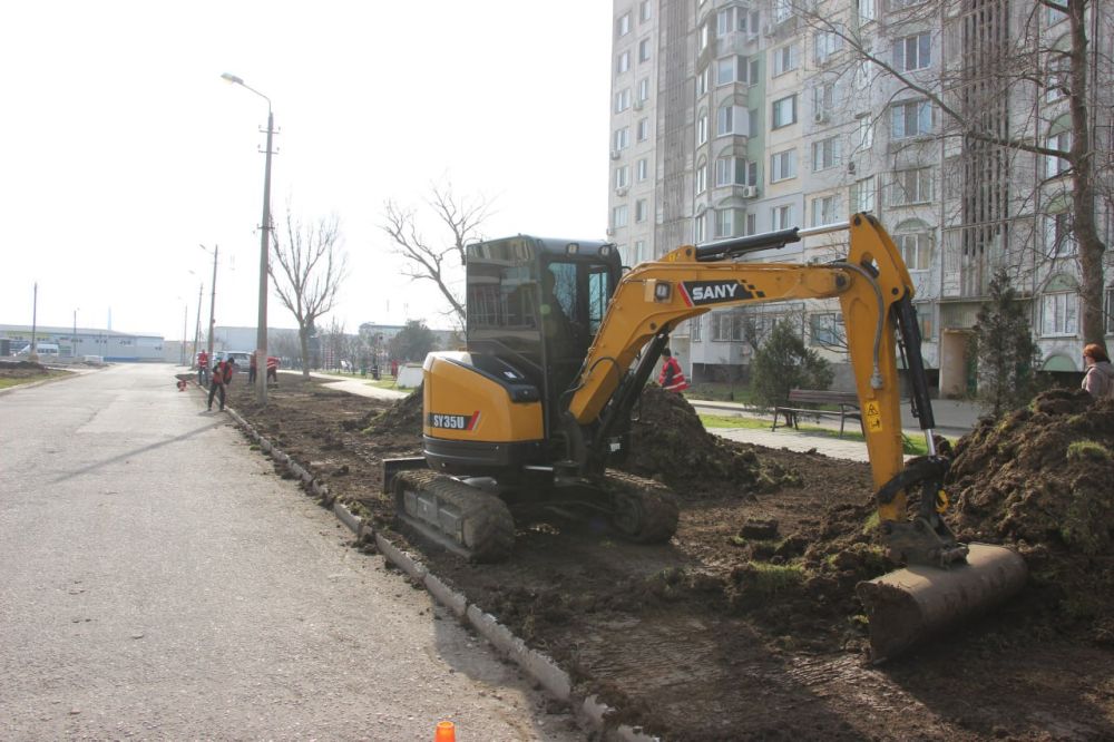#жкх. Стартовали работы по занижению газонов. С установлением теплой погоды подрядная организация приступила к снятию лишнего грунта. Сегодня газоны выравнивали на ул. Ворошилова. Понижение уровня грунта направлено на... #жкх. Стартовали работы по занижению газонов. С установлением теплой погоды подрядная организация приступила к снятию лишнего грунта. Сегодня газоны выравнивали на ул. Ворошилова. Понижение уровня грунта направлено на...