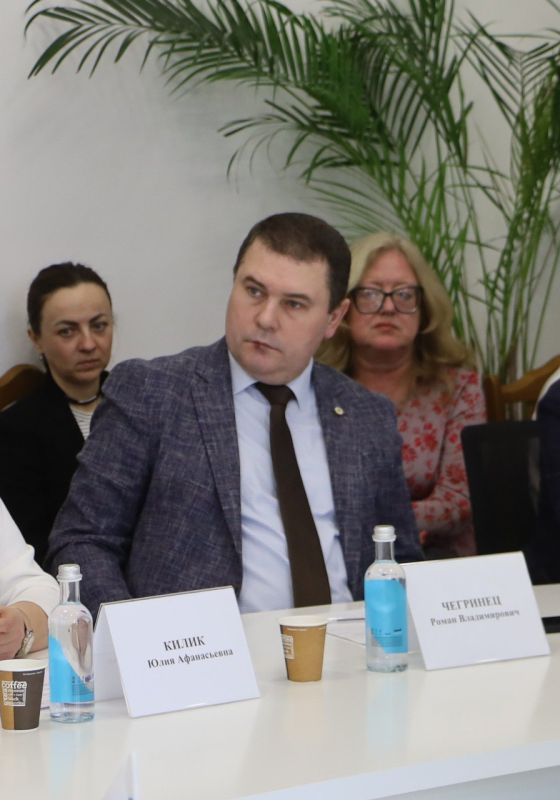 Сотрудники МВД по Республике Крым совместно с общественниками приняли участие в круглом столе, где обсудили способы защиты крымчан от дистанционных мошенников Сотрудники МВД по Республике Крым совместно с общественниками приняли участие в круглом столе, где обсудили способы защиты крымчан от дистанционных мошенников