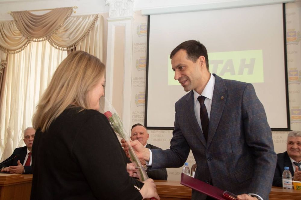 Андрей Козырев поздравил коллектив ООО "Кедр" с 30-летием образования группы компаний "АТАН" — одного из лидеров нефтяной отрасли Крыма Андрей Козырев поздравил коллектив ООО "Кедр" с 30-летием образования группы компаний "АТАН" — одного из лидеров нефтяной отрасли Крыма