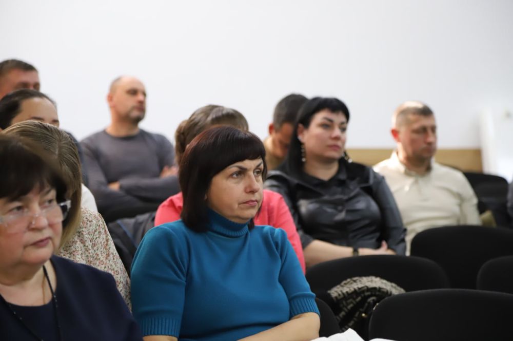Анжелика Ястребова: Заместитель главного государственного инспектора Бахчисарайского района по пожарному надзору Дмитрий Чмелёв на аппаратном совещании проинформировал главы поселений о ходе подготовки к пожароопасному... Анжелика Ястребова: Заместитель главного государственного инспектора Бахчисарайского района по пожарному надзору Дмитрий Чмелёв на аппаратном совещании проинформировал главы поселений о ходе подготовки к пожароопасному...