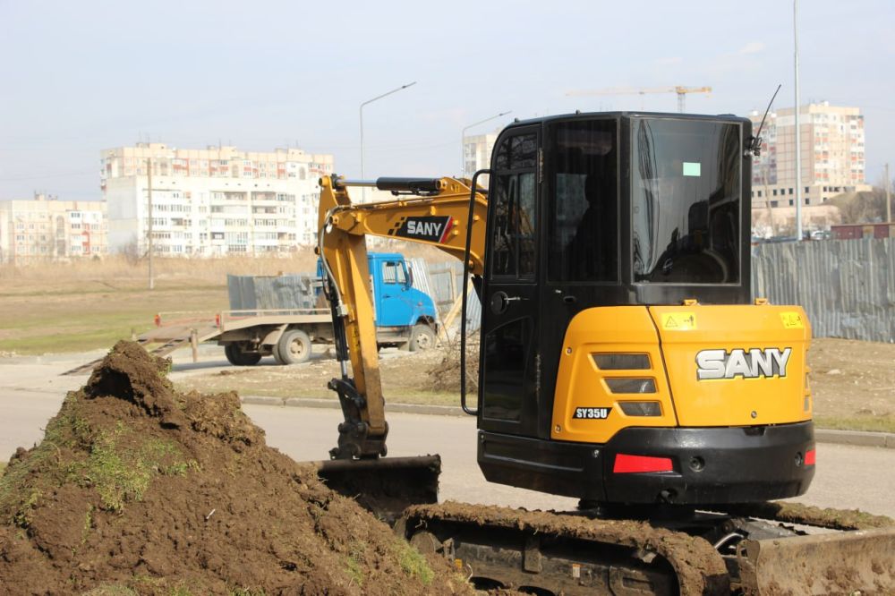 #жкх. Стартовали работы по занижению газонов. С установлением теплой погоды подрядная организация приступила к снятию лишнего грунта. Сегодня газоны выравнивали на ул. Ворошилова. Понижение уровня грунта направлено на... #жкх. Стартовали работы по занижению газонов. С установлением теплой погоды подрядная организация приступила к снятию лишнего грунта. Сегодня газоны выравнивали на ул. Ворошилова. Понижение уровня грунта направлено на...