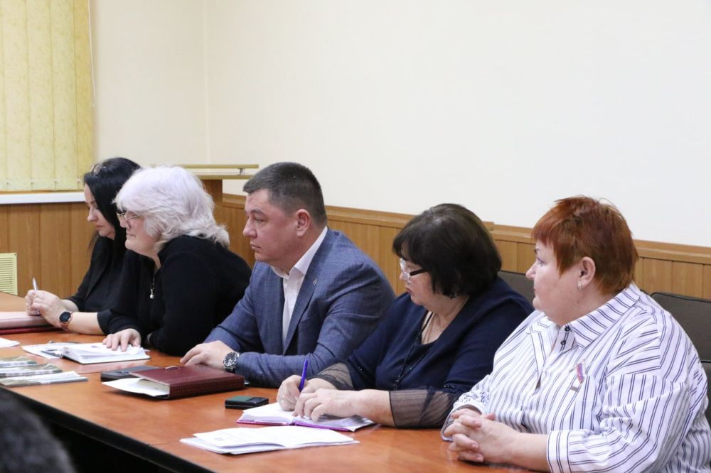 Ольга Урайкина: Сегодня совместно с главой администрации Бахчисарайского района Анжеликой Ястребовой провели аппаратное совещание при участии заместителей главы администрации района и глав сельских поселений Ольга Урайкина: Сегодня совместно с главой администрации Бахчисарайского района Анжеликой Ястребовой провели аппаратное совещание при участии заместителей главы администрации района и глав сельских поселений