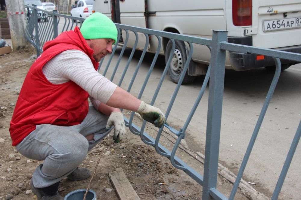 #жкх. Рабочие СГХ произвели покраску ограждения вдоль дороги по ул. Сморжевского #жкх. Рабочие СГХ произвели покраску ограждения вдоль дороги по ул. Сморжевского