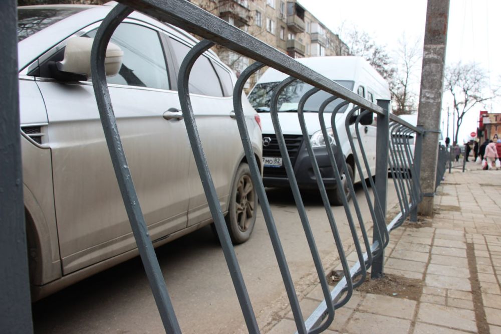 #жкх. Рабочие СГХ произвели покраску ограждения вдоль дороги по ул. Сморжевского #жкх. Рабочие СГХ произвели покраску ограждения вдоль дороги по ул. Сморжевского