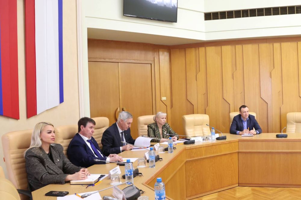Анастасия Гридчина: В Министерстве науки и высшего образования РФ состоялось обсуждение нового проекта федерального закона «О языках народов Российской Федерации», собравшее представителей законодательной и исполнительной... Анастасия Гридчина: В Министерстве науки и высшего образования РФ состоялось обсуждение нового проекта федерального закона «О языках народов Российской Федерации», собравшее представителей законодательной и исполнительной...