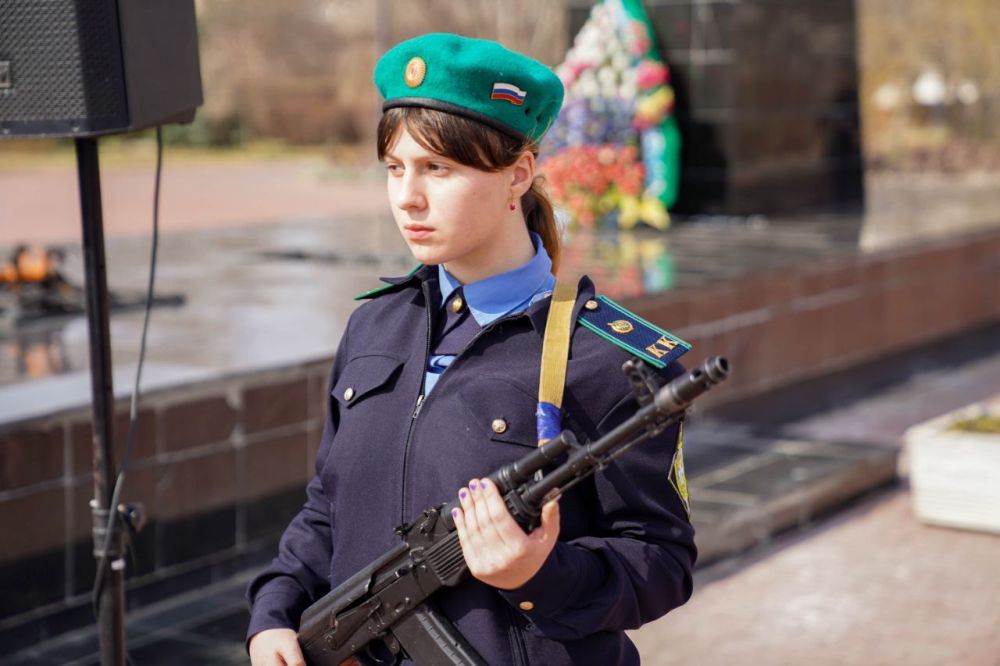 Александр Юрьев: Сегодня на Мемориальном комплексе «Красная горка» состоялся торжественный митинг с участием сотрудников пограничного управления, ветеранов-пограничников, представителей общественности и учащихся кадетских... Александр Юрьев: Сегодня на Мемориальном комплексе «Красная горка» состоялся торжественный митинг с участием сотрудников пограничного управления, ветеранов-пограничников, представителей общественности и учащихся кадетских...