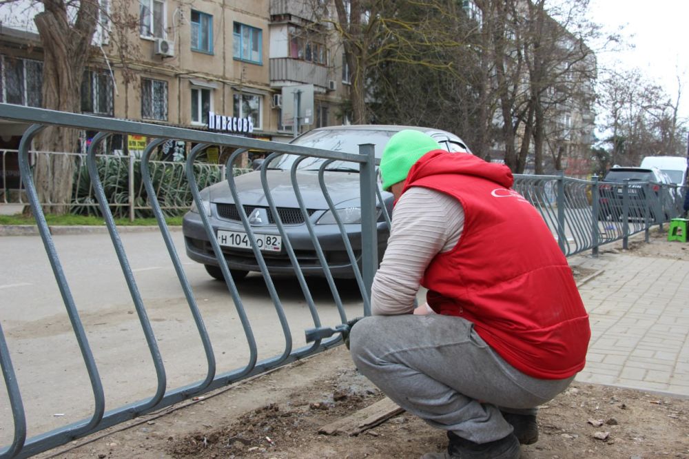 #жкх. Рабочие СГХ произвели покраску ограждения вдоль дороги по ул. Сморжевского #жкх. Рабочие СГХ произвели покраску ограждения вдоль дороги по ул. Сморжевского