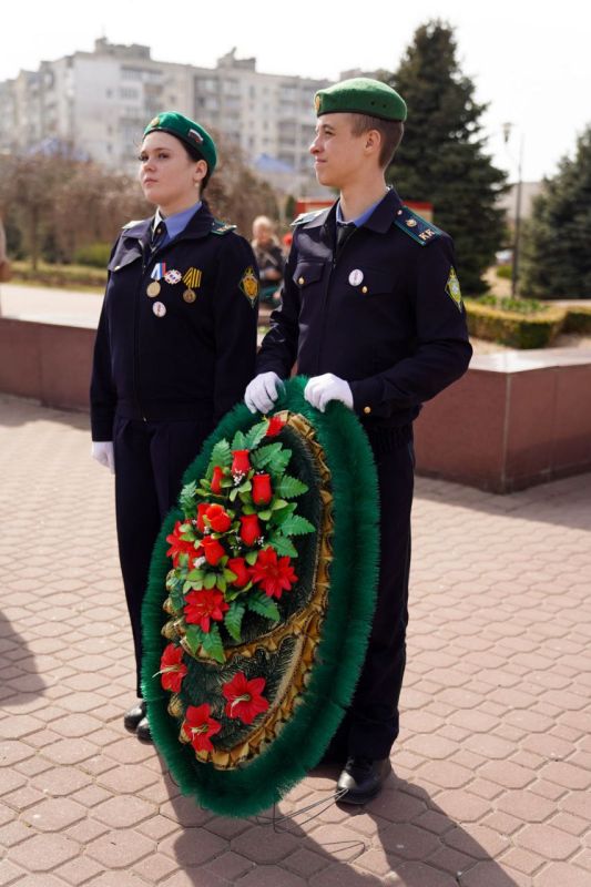 Александр Юрьев: Сегодня на Мемориальном комплексе «Красная горка» состоялся торжественный митинг с участием сотрудников пограничного управления, ветеранов-пограничников, представителей общественности и учащихся кадетских... Александр Юрьев: Сегодня на Мемориальном комплексе «Красная горка» состоялся торжественный митинг с участием сотрудников пограничного управления, ветеранов-пограничников, представителей общественности и учащихся кадетских...