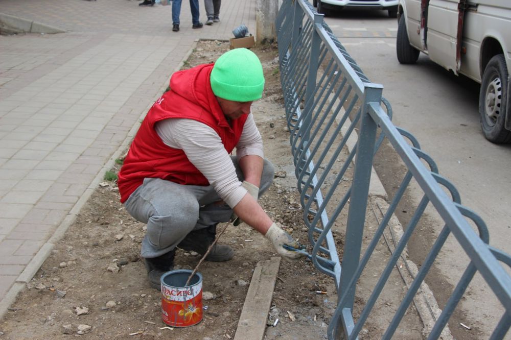 #жкх. Рабочие СГХ произвели покраску ограждения вдоль дороги по ул. Сморжевского #жкх. Рабочие СГХ произвели покраску ограждения вдоль дороги по ул. Сморжевского