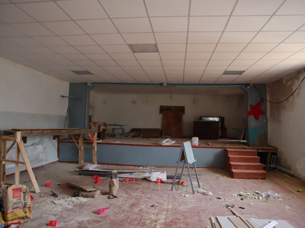 В Пахаревском сельском клубе продолжаются ремонтные работы В Пахаревском сельском клубе продолжаются ремонтные работы