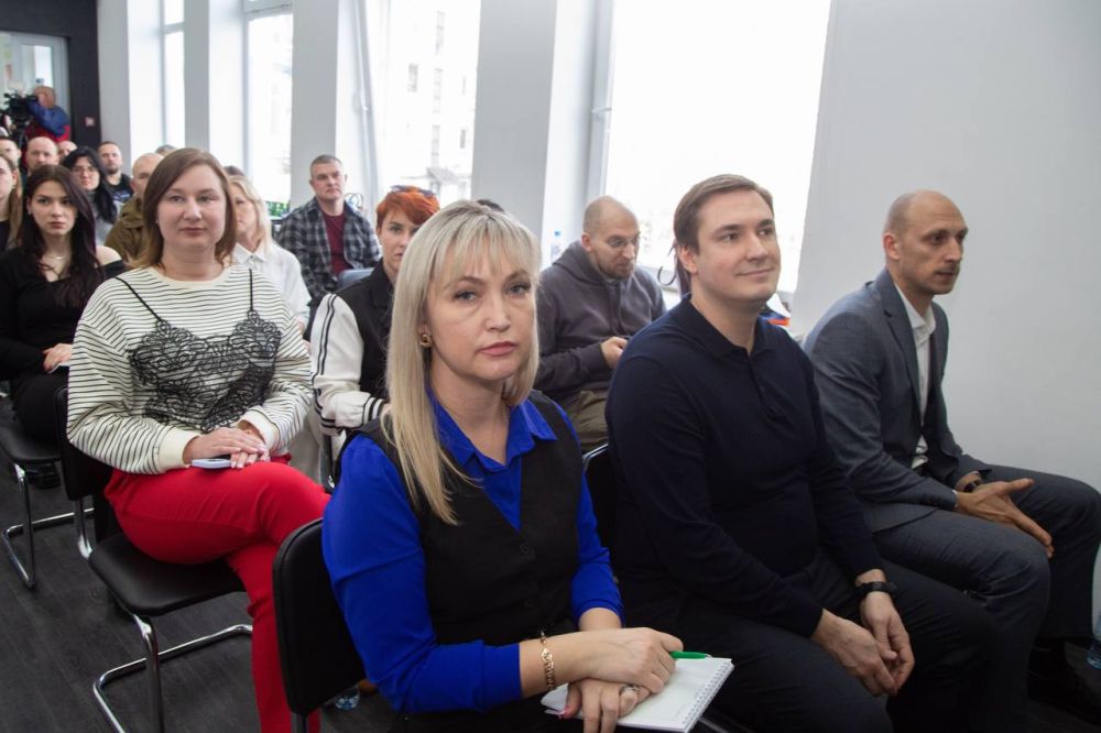 В Симферополе начался очередной поток образовательного курса «СВОё дело» для ветеранов специальной военной операции и их семей, заинтересованных в открытии собственного дела В Симферополе начался очередной поток образовательного курса «СВОё дело» для ветеранов специальной военной операции и их семей, заинтересованных в открытии собственного дела