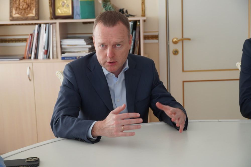 Депутат Государственной Думы РФ Константин БАХАРЕВ, глава администрации Керчи Олег КАТОРГИН совместно с главой муниципального образования Денисом КОЛЕСНИКОМ провели совещание с президентом Федерации парусного спорта... Депутат Государственной Думы РФ Константин БАХАРЕВ, глава администрации Керчи Олег КАТОРГИН совместно с главой муниципального образования Денисом КОЛЕСНИКОМ провели совещание с президентом Федерации парусного спорта...