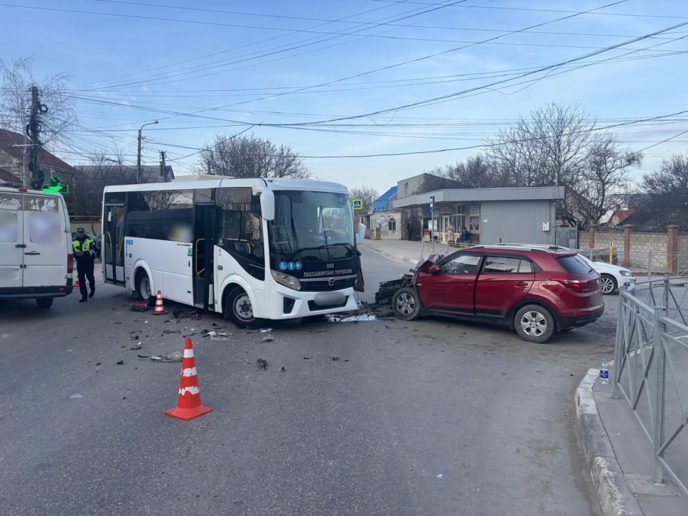 Три человека пострадали в ДТП с автобусом в Симферополе Три человека пострадали в ДТП с автобусом в Симферополе