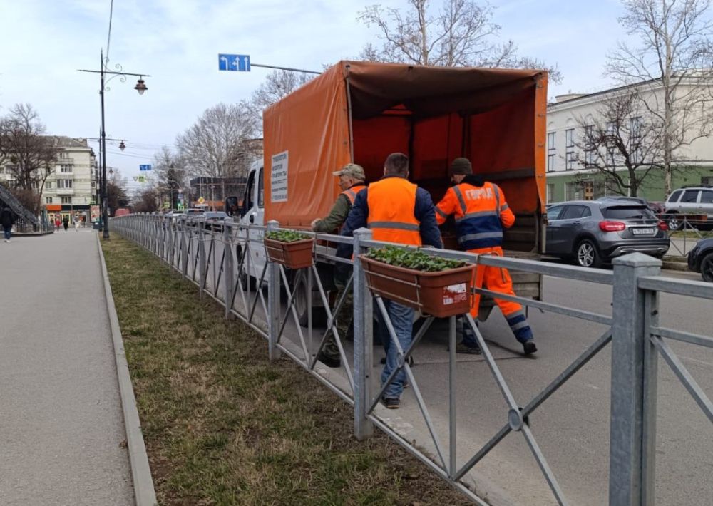 Сотрудники муниципального учреждения «Город» добавляют яркие краски на симферопольские улицы! Сотрудники муниципального учреждения «Город» добавляют яркие краски на симферопольские улицы!