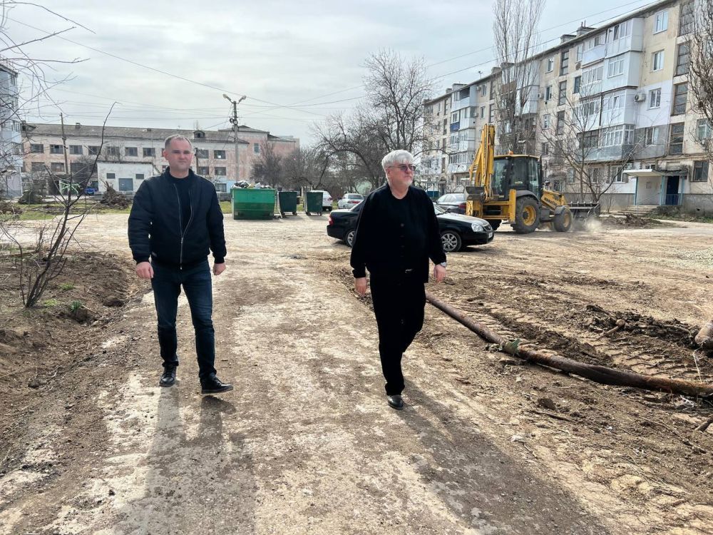В Джанкое продолжается капитальный ремонт дворов В Джанкое продолжается капитальный ремонт дворов