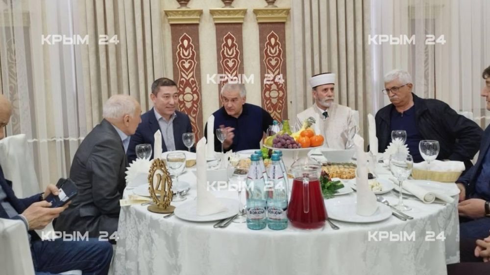 Аксёнов разделил ифтар с мусульманами Крыма Аксёнов разделил ифтар с мусульманами Крыма