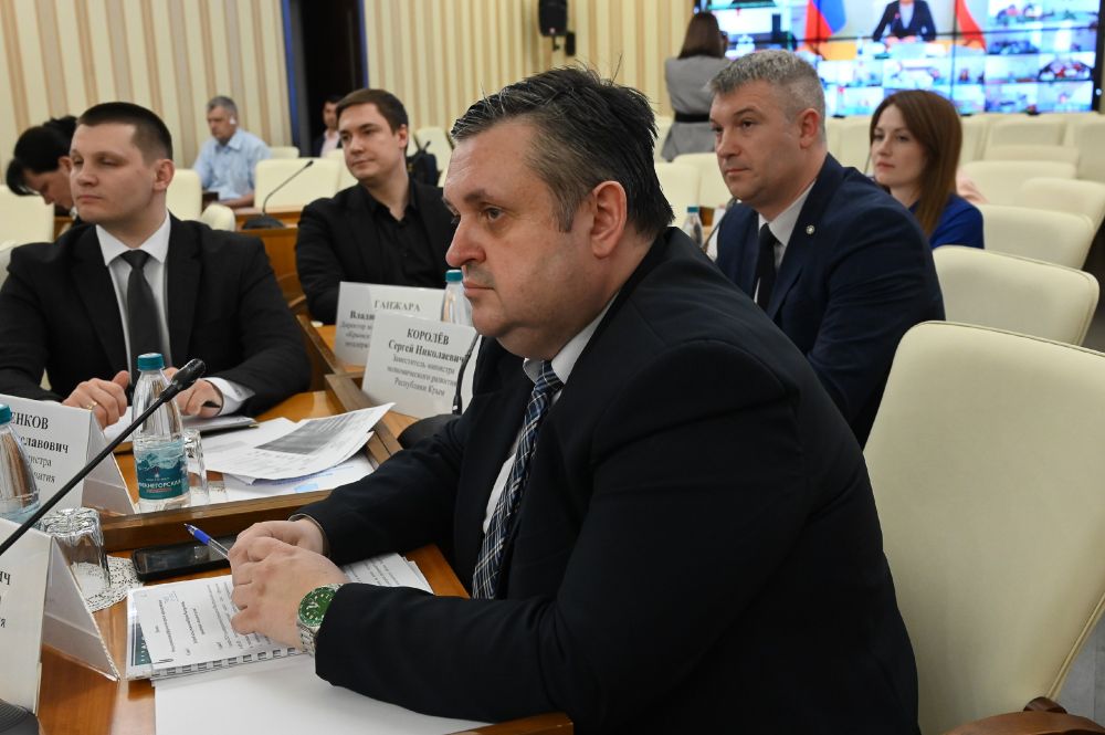 На рабочем совещании по вопросам социально-экономического развития региона первый заместитель министра экономического развития Республики Крым Роман Хитущенко рассказал об итогах работы Минэкономразвития РК в 2024 году и... На рабочем совещании по вопросам социально-экономического развития региона первый заместитель министра экономического развития Республики Крым Роман Хитущенко рассказал об итогах работы Минэкономразвития РК в 2024 году и...