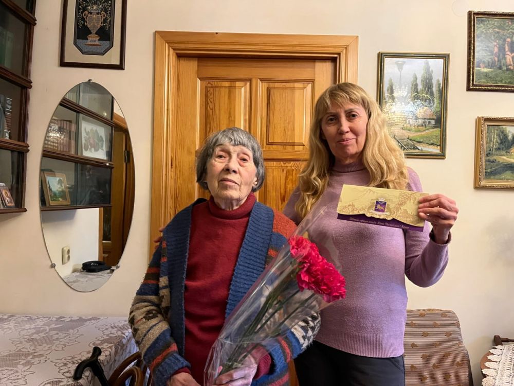 Ялтинцев поздравили с почётными юбилеями Ялтинцев поздравили с почётными юбилеями