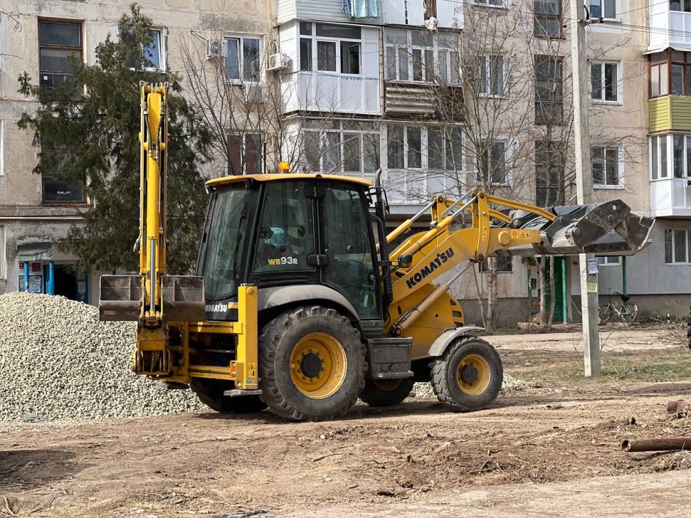 Игорь Ивин: В Джанкое продолжается капитальный ремонт дворов Игорь Ивин: В Джанкое продолжается капитальный ремонт дворов