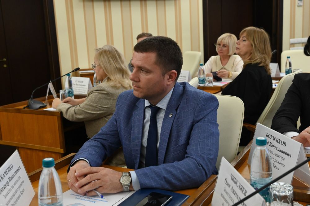 На рабочем совещании по вопросам социально-экономического развития региона первый заместитель министра экономического развития Республики Крым Роман Хитущенко рассказал об итогах работы Минэкономразвития РК в 2024 году и... На рабочем совещании по вопросам социально-экономического развития региона первый заместитель министра экономического развития Республики Крым Роман Хитущенко рассказал об итогах работы Минэкономразвития РК в 2024 году и...