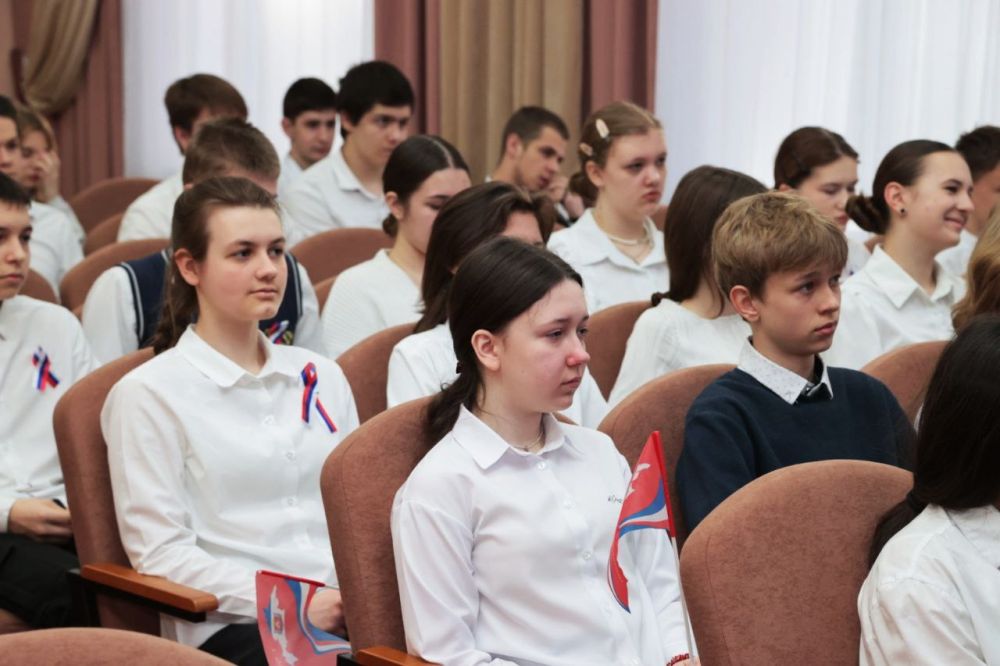 Владимир Константинов: В преддверии 11-й годовщины возвращения Крыма в Россию провел парламентские уроки в школе поселка Научный Бахчисарайского района и в гимназии-школе-саду «Консоль» Владимир Константинов: В преддверии 11-й годовщины возвращения Крыма в Россию провел парламентские уроки в школе поселка Научный Бахчисарайского района и в гимназии-школе-саду «Консоль»