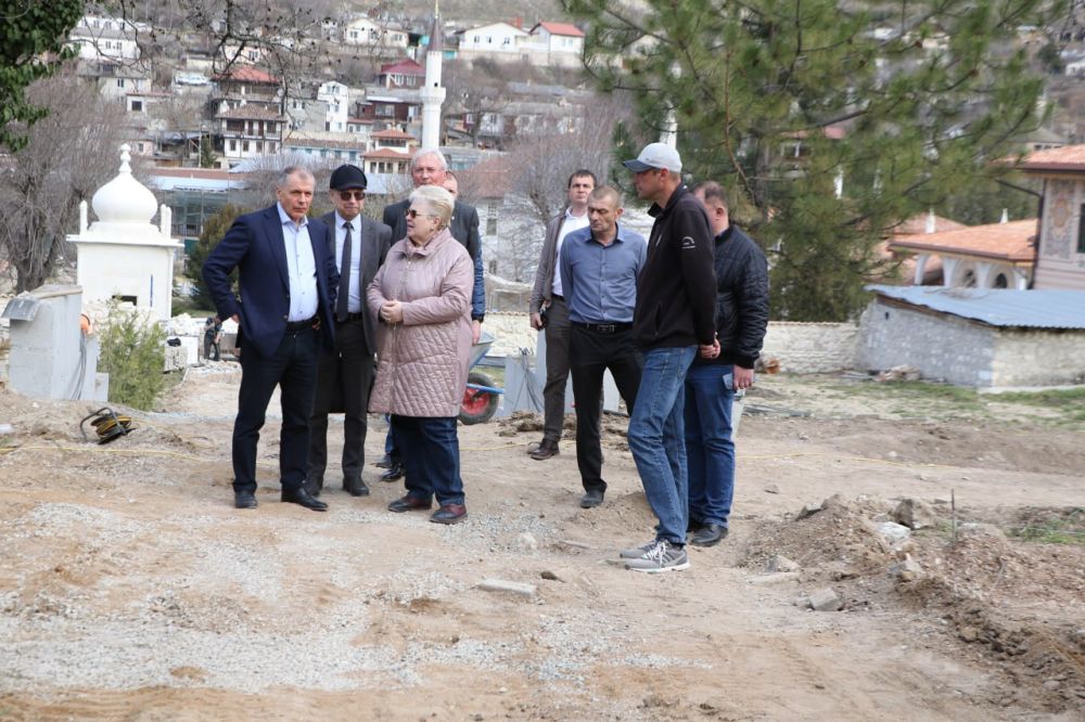 Ольга Урайкина: В завершение рабочей поездки Председатель Государственного совета Республики Крым Владимир Константинов посетил Братское кладбище советских воинов, умерших в госпиталях и погибших в боях в период Великой... Ольга Урайкина: В завершение рабочей поездки Председатель Государственного совета Республики Крым Владимир Константинов посетил Братское кладбище советских воинов, умерших в госпиталях и погибших в боях в период Великой...