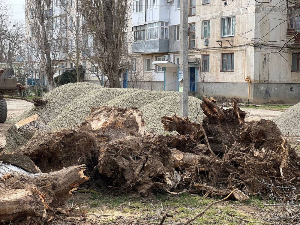 Игорь Ивин: В Джанкое продолжается капитальный ремонт дворов Игорь Ивин: В Джанкое продолжается капитальный ремонт дворов