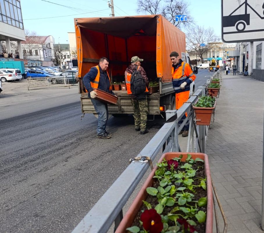 Сотрудники муниципального учреждения «Город» добавляют яркие краски на симферопольские улицы! Сотрудники муниципального учреждения «Город» добавляют яркие краски на симферопольские улицы!
