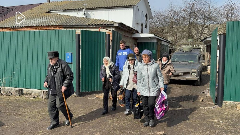 Волонтеры Единой России помогают вывозить в безопасное место жителей освобожденной Суджи Волонтеры Единой России помогают вывозить в безопасное место жителей освобожденной Суджи