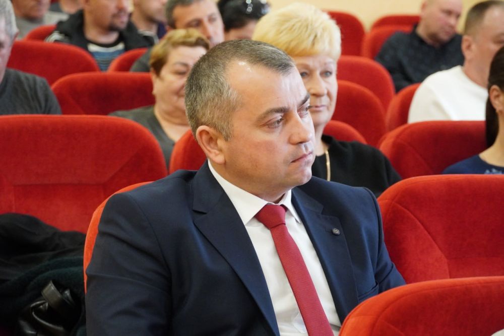 В Керчи наградили сотрудников жилищно-коммунальной сферы В Керчи наградили сотрудников жилищно-коммунальной сферы