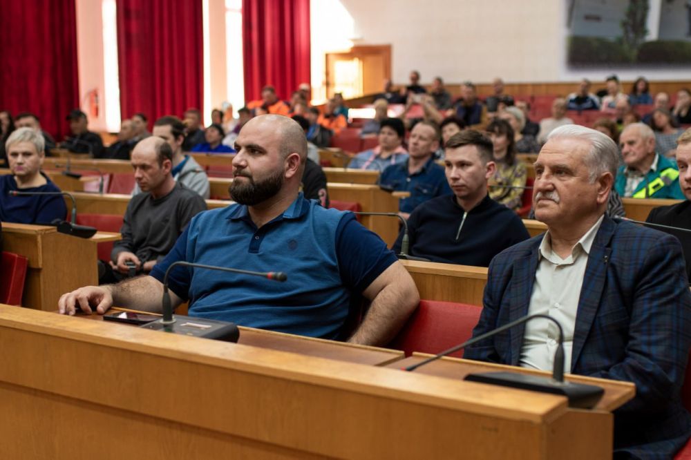 В администрации крымской столицы состоялось торжественное мероприятие, посвященное предстоящему празднику — Дню работников бытового обслуживания населения и жилищно-коммунального хозяйства В администрации крымской столицы состоялось торжественное мероприятие, посвященное предстоящему празднику — Дню работников бытового обслуживания населения и жилищно-коммунального хозяйства