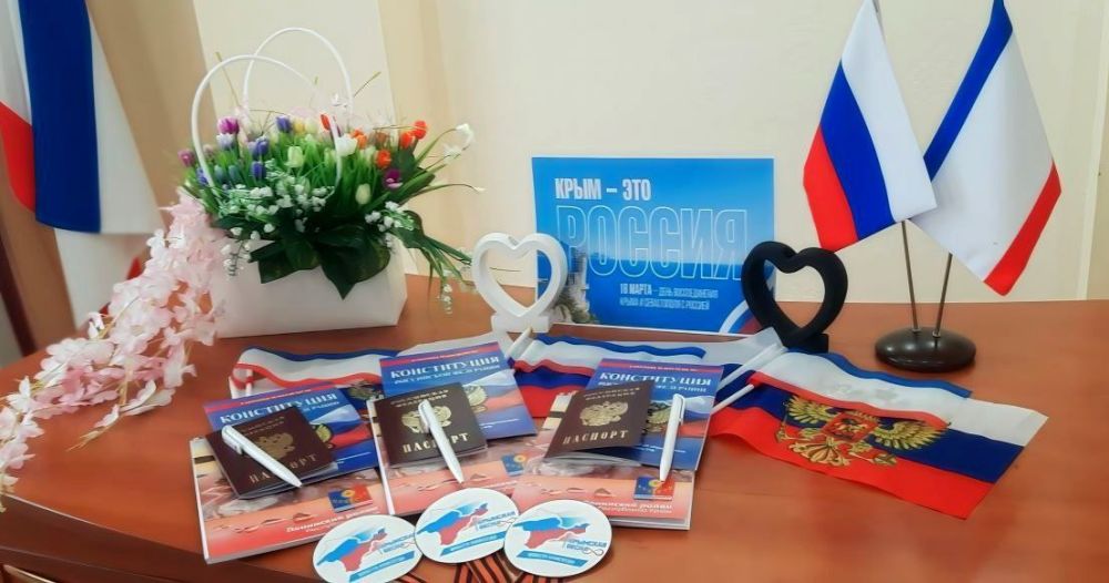 Вручение первых паспортов юным гражданам России в отделах ЗАГС Крыма к государственным праздникам уже давно стало доброй традицией. Вручение первых паспортов юным гражданам России в отделах ЗАГС Крыма к государственным праздникам уже давно стало доброй традицией.