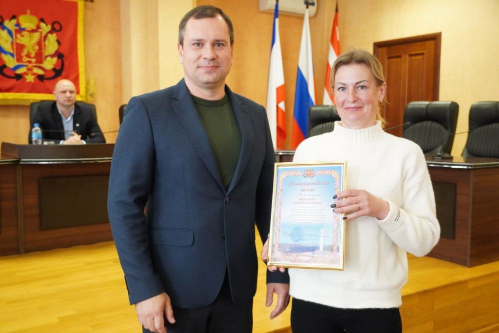 В Керчи наградили сотрудников жилищно-коммунальной сферы В Керчи наградили сотрудников жилищно-коммунальной сферы