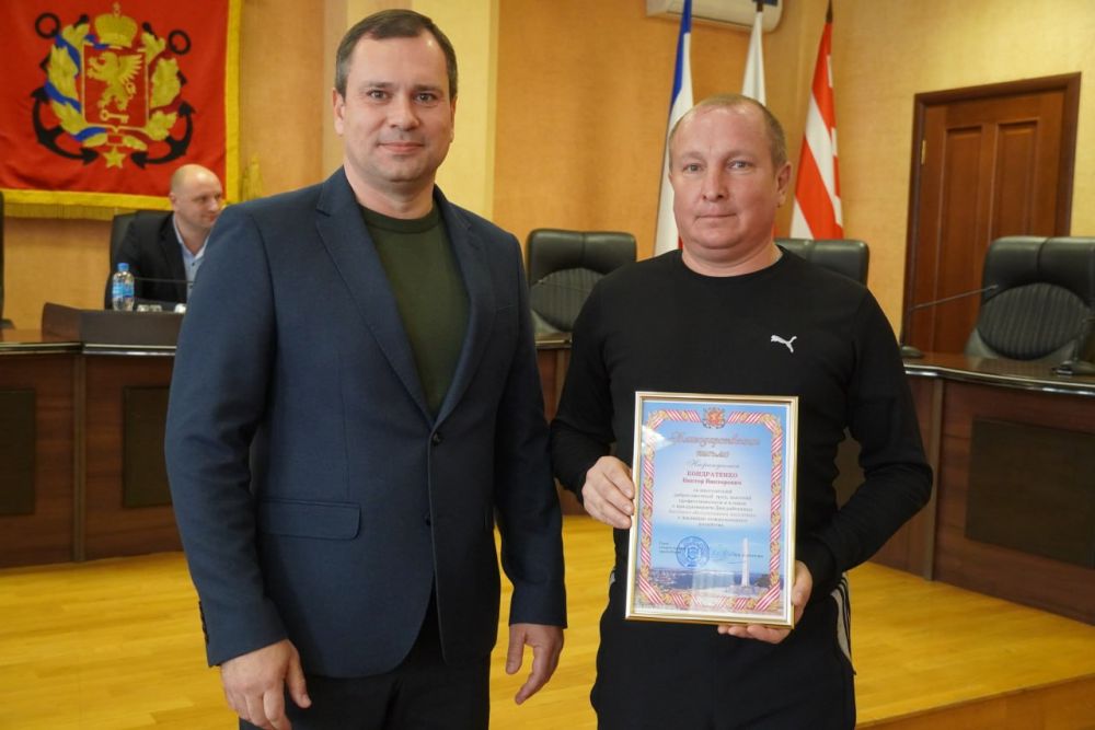В Керчи наградили сотрудников жилищно-коммунальной сферы В Керчи наградили сотрудников жилищно-коммунальной сферы