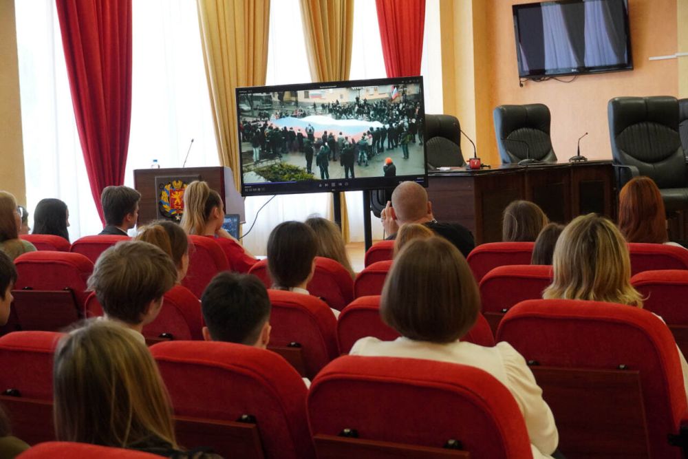 #городские_новости. В канун Дня воссоединения Крыма с Россией в администрации Керчи прошла встреча, посвященная Крымской весне #городские_новости. В канун Дня воссоединения Крыма с Россией в администрации Керчи прошла встреча, посвященная Крымской весне