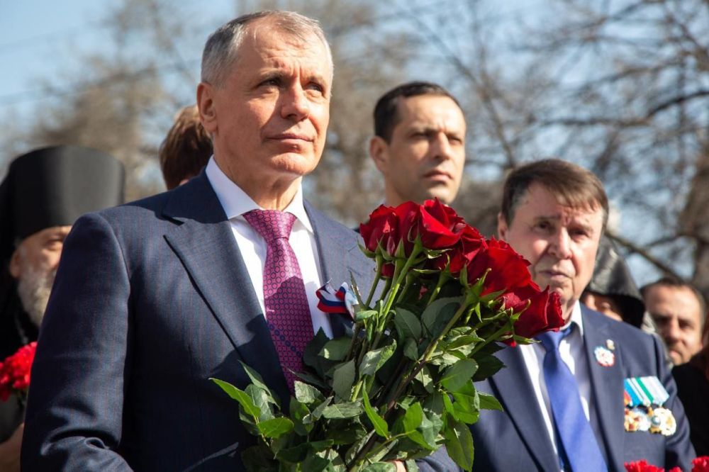 Владимир Константинов: В честь одиннадцатой годовщины Общекрымского референдума и возвращения Крыма в Россию возложили цветы к памятнику «Народному ополчению всех времен» и памятнику Вежливым людям Владимир Константинов: В честь одиннадцатой годовщины Общекрымского референдума и возвращения Крыма в Россию возложили цветы к памятнику «Народному ополчению всех времен» и памятнику Вежливым людям