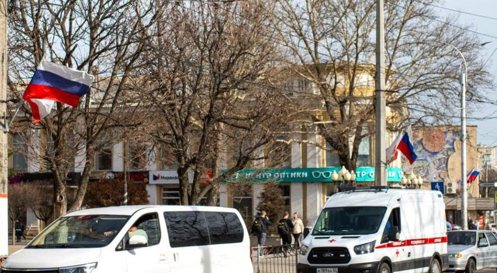 Симферополь украсили флаги в честь годовщины Крымской весны Симферополь украсили флаги в честь годовщины Крымской весны