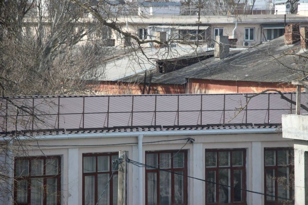 Завершен капитальный ремонт кровли здания Профцентра по ул. Советской, 36. Об этом сообщил глава администрации Керчи Олег Каторгин Завершен капитальный ремонт кровли здания Профцентра по ул. Советской, 36. Об этом сообщил глава администрации Керчи Олег Каторгин