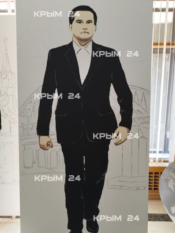 В Симферополе презентовали фотозону с Путиным, Аксёновым и Константиновым В Симферополе презентовали фотозону с Путиным, Аксёновым и Константиновым