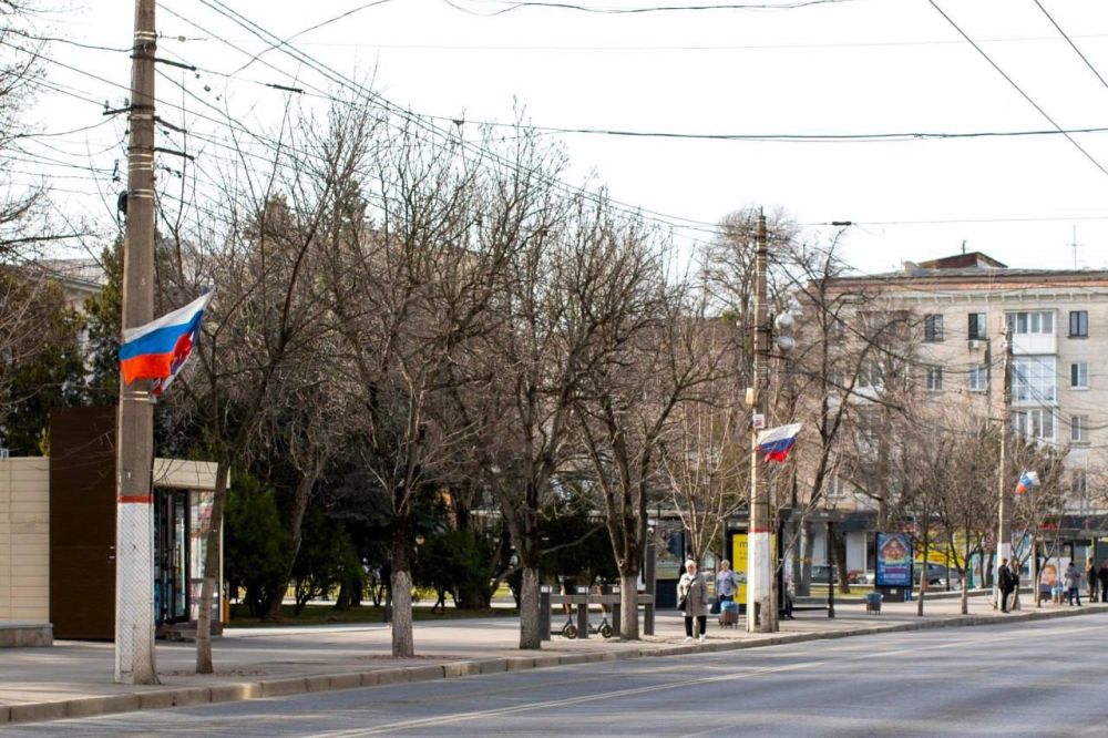 Симферополь украсили флаги в честь годовщины Крымской весны Симферополь украсили флаги в честь годовщины Крымской весны