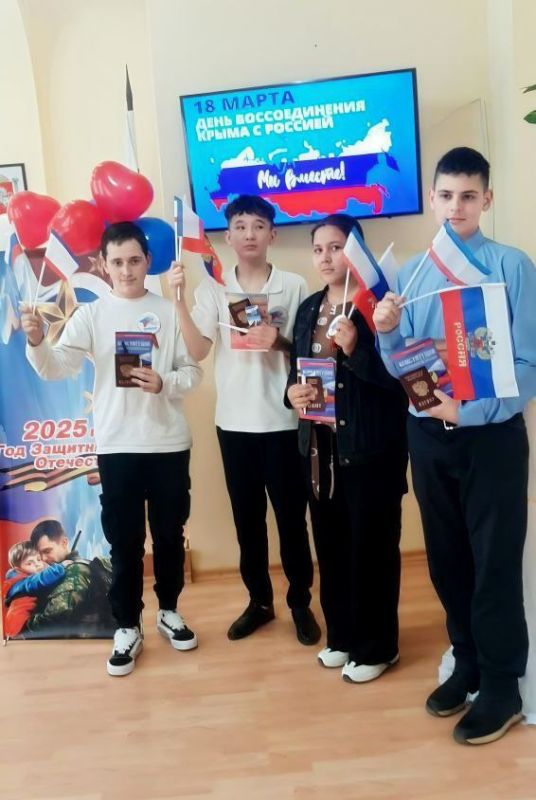 Вручение первых паспортов юным гражданам России в отделах ЗАГС Крыма к государственным праздникам уже давно стало доброй традицией. Вручение первых паспортов юным гражданам России в отделах ЗАГС Крыма к государственным праздникам уже давно стало доброй традицией.